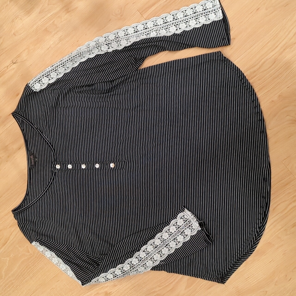 Amaryllis 3X Curve Hem Lace Sleeve Henley Neck Tunic